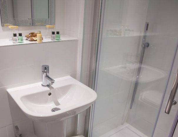 Premium Twin Bathroom, The Royal Kings Arms Hotel, Lancaster